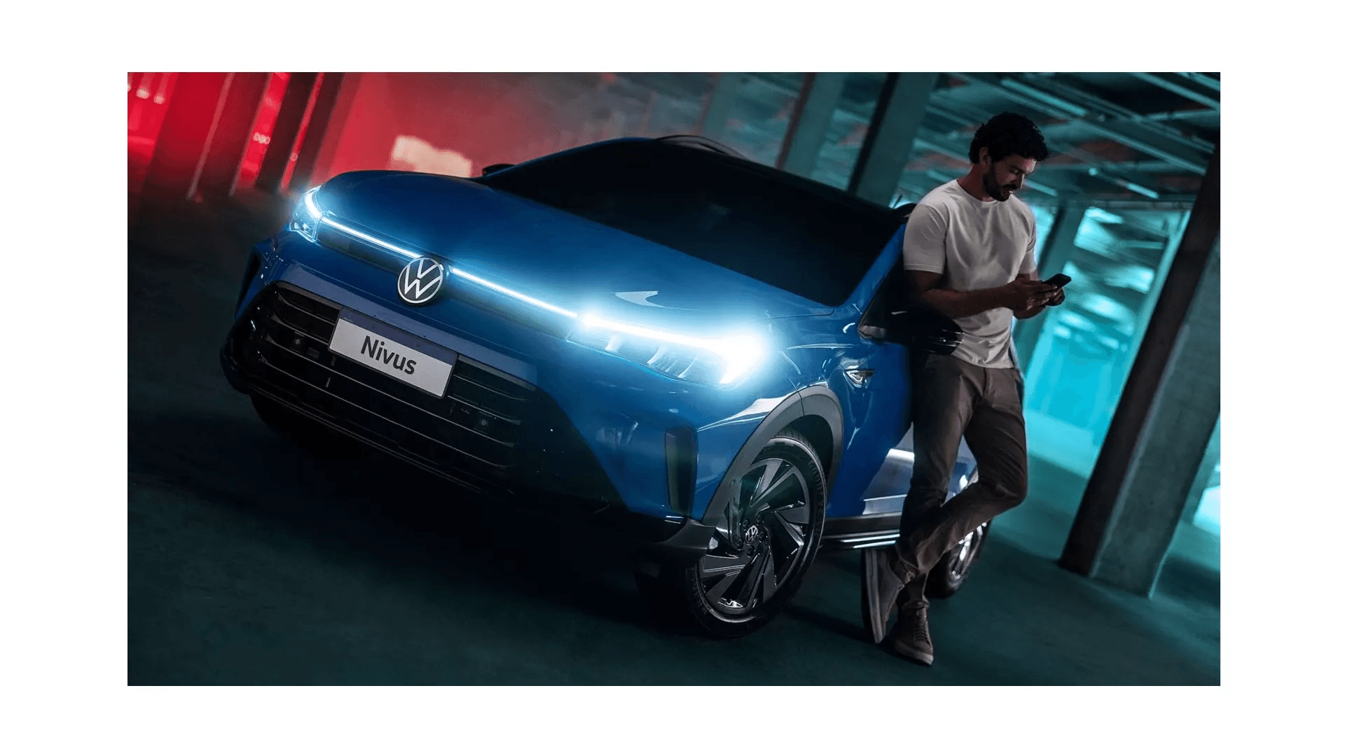 Novo Volkswagen Nivus azul em garagem, com faróis acesos