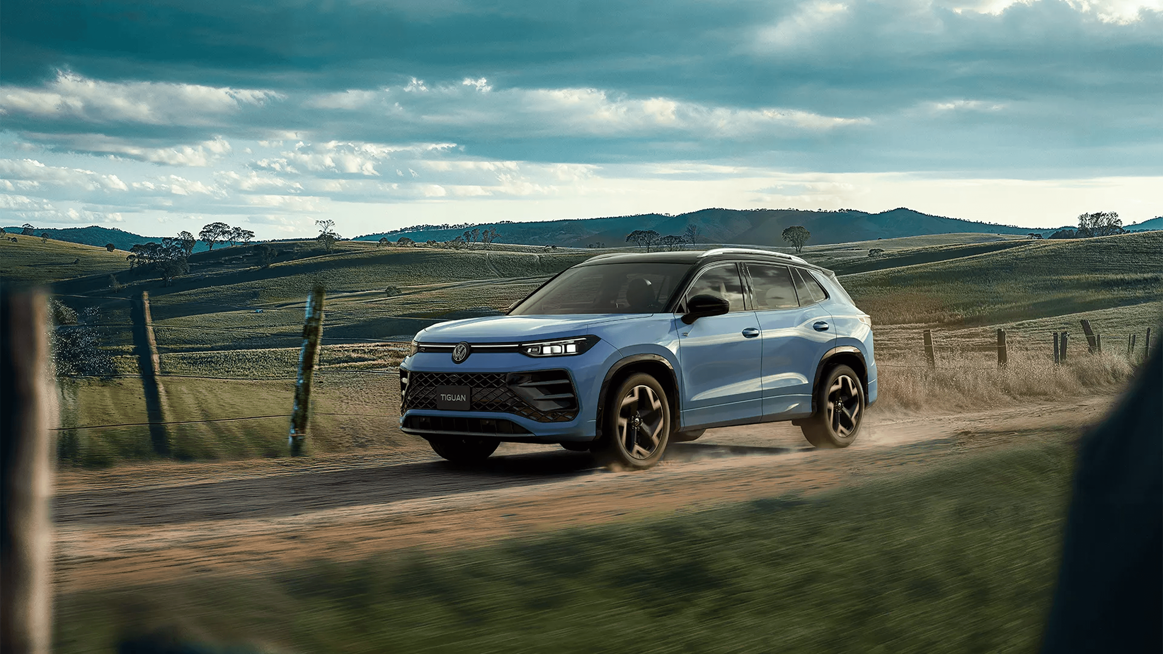 Novo Tiguan R-Line azul em movimento