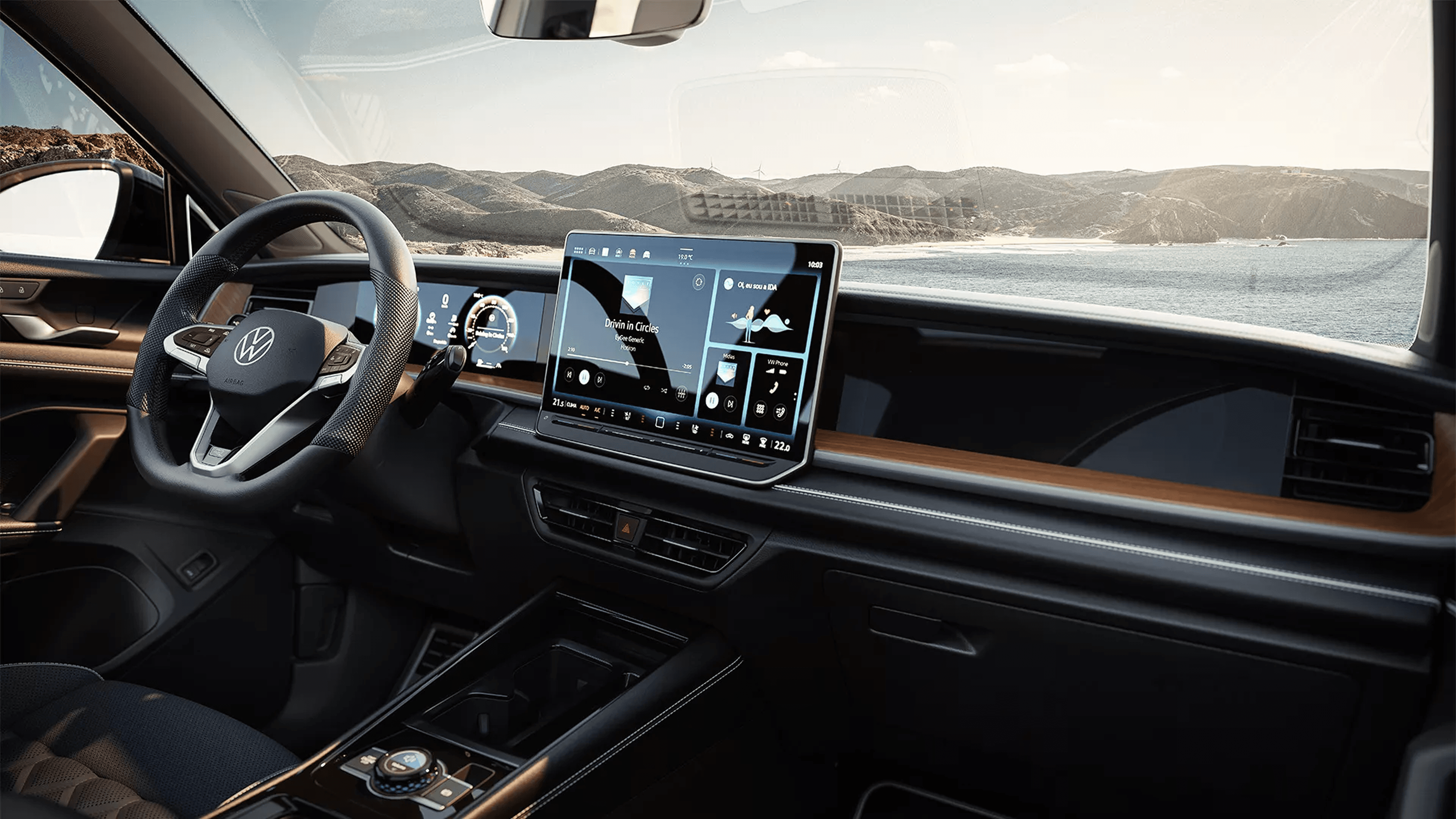 Interior do Novo Tiguan R-Line com painel digital e vista panorâmica