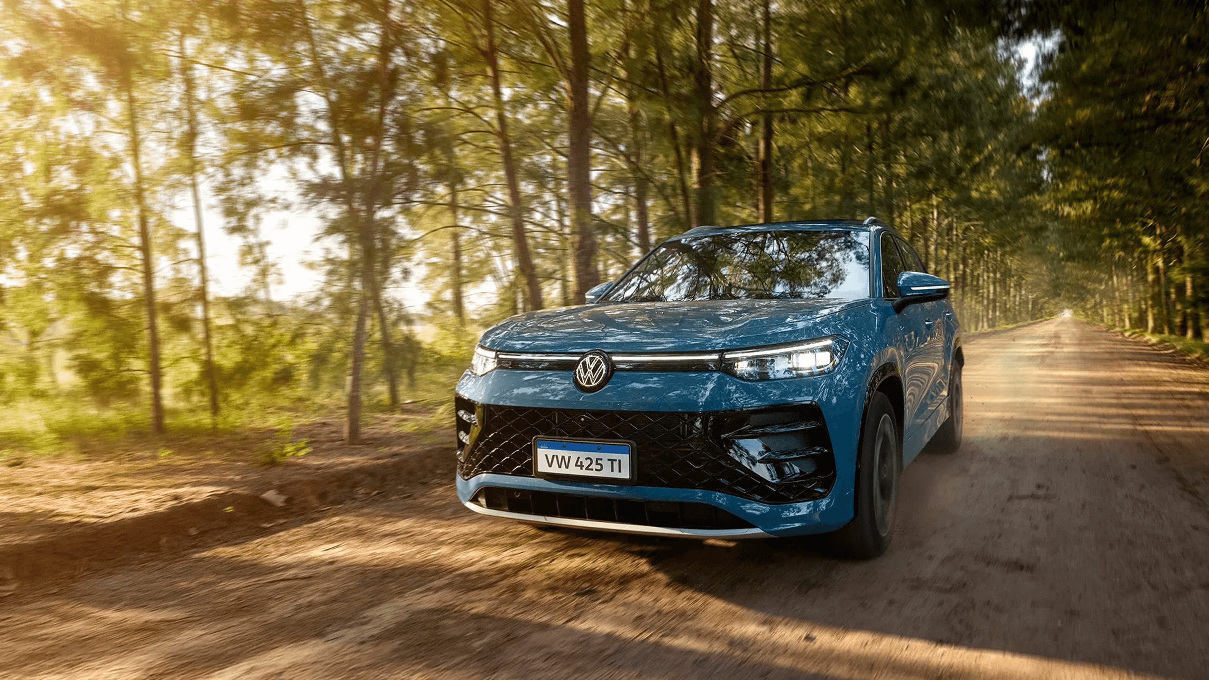Novo Tiguan R-Line em estrada sinuosa