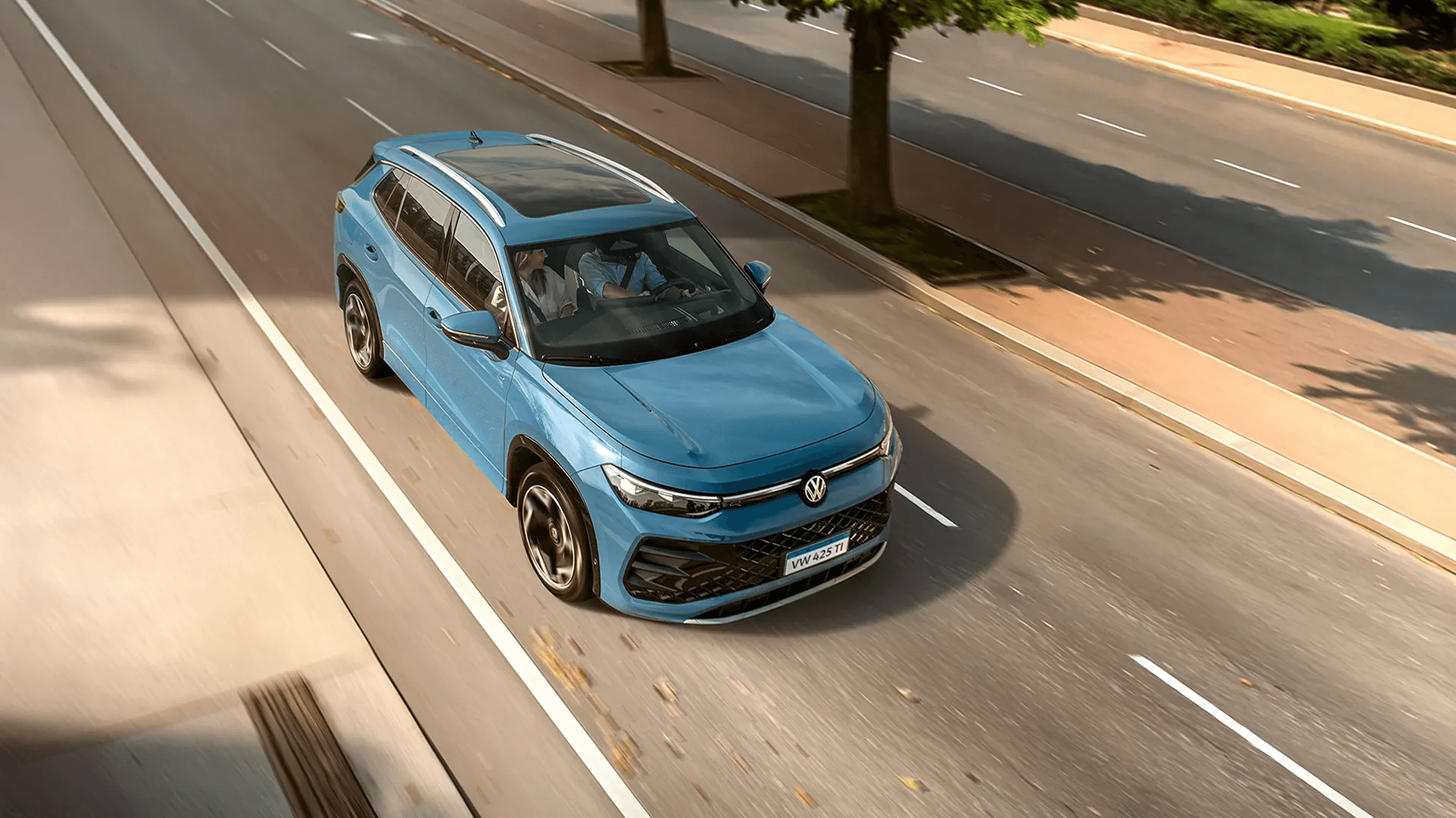 Novo Tiguan R-Line azul visto de cima em movimento na cidade