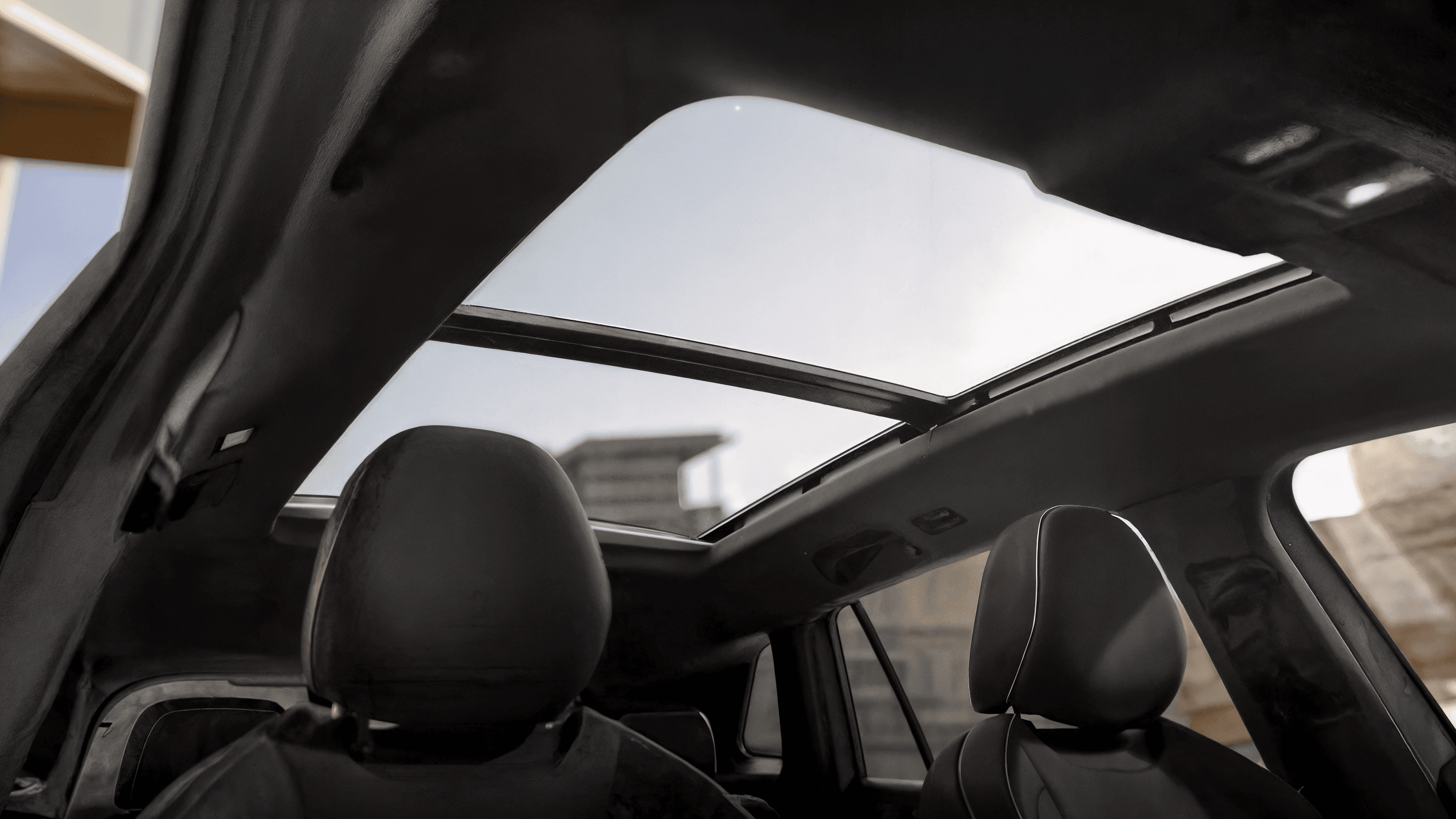 Interior do Novo Tiguan R-Line com teto solar panorâmico aberto