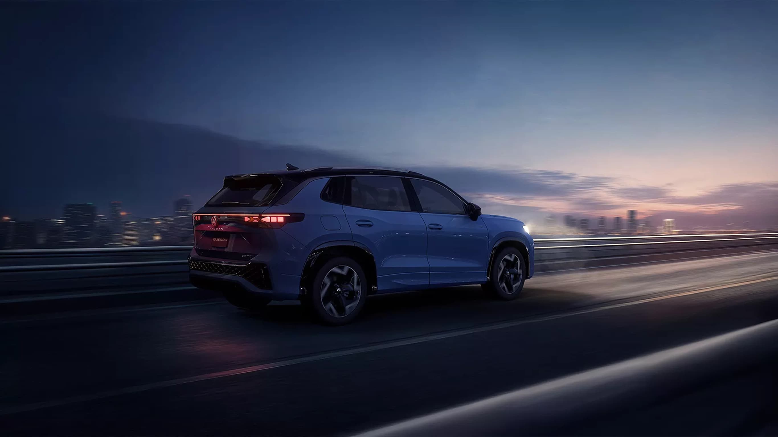 Tiguan R-Line em movimento ao entardecer