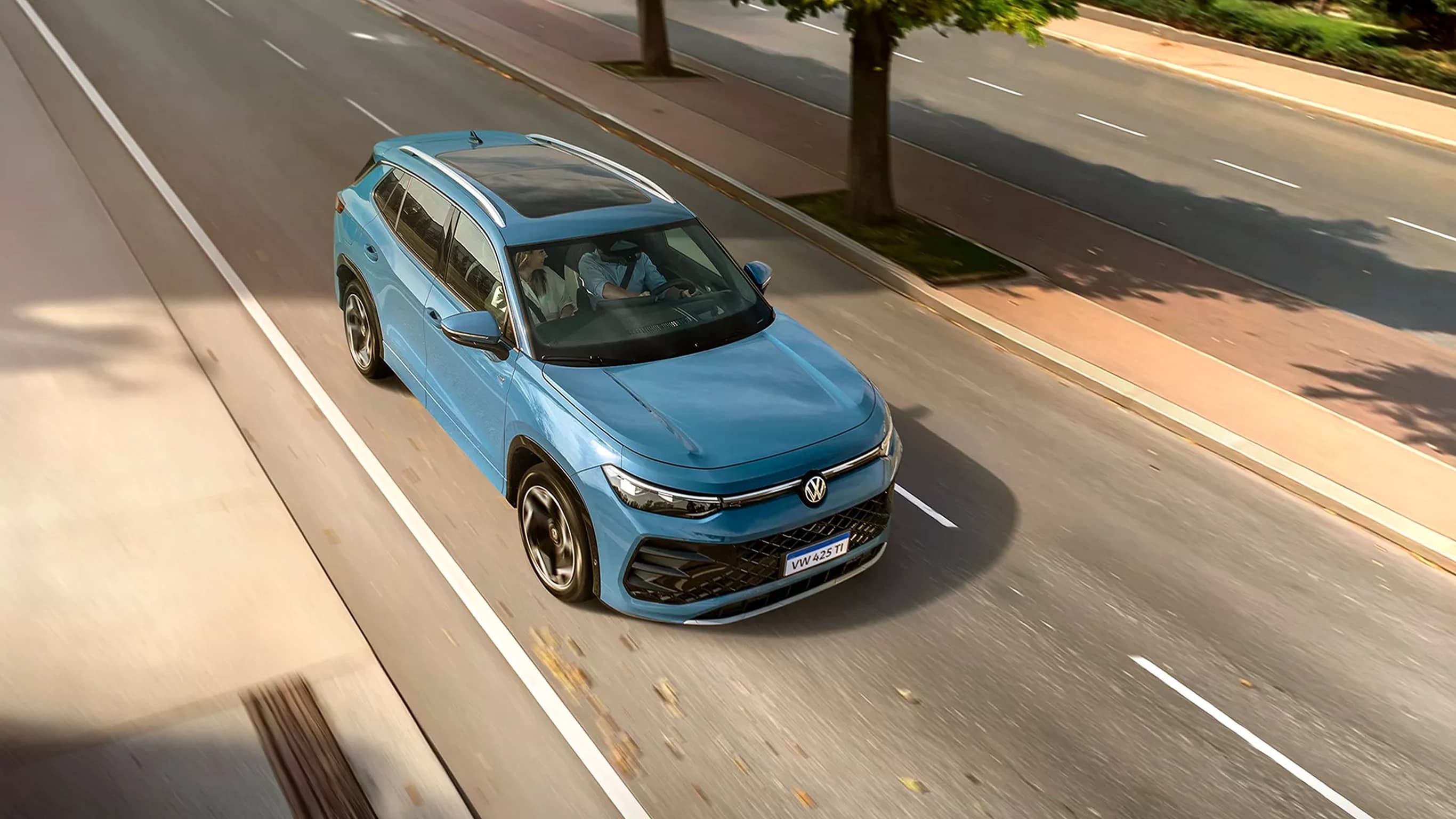 Novo Tiguan R-Line azul visto de cima em movimento na cidade