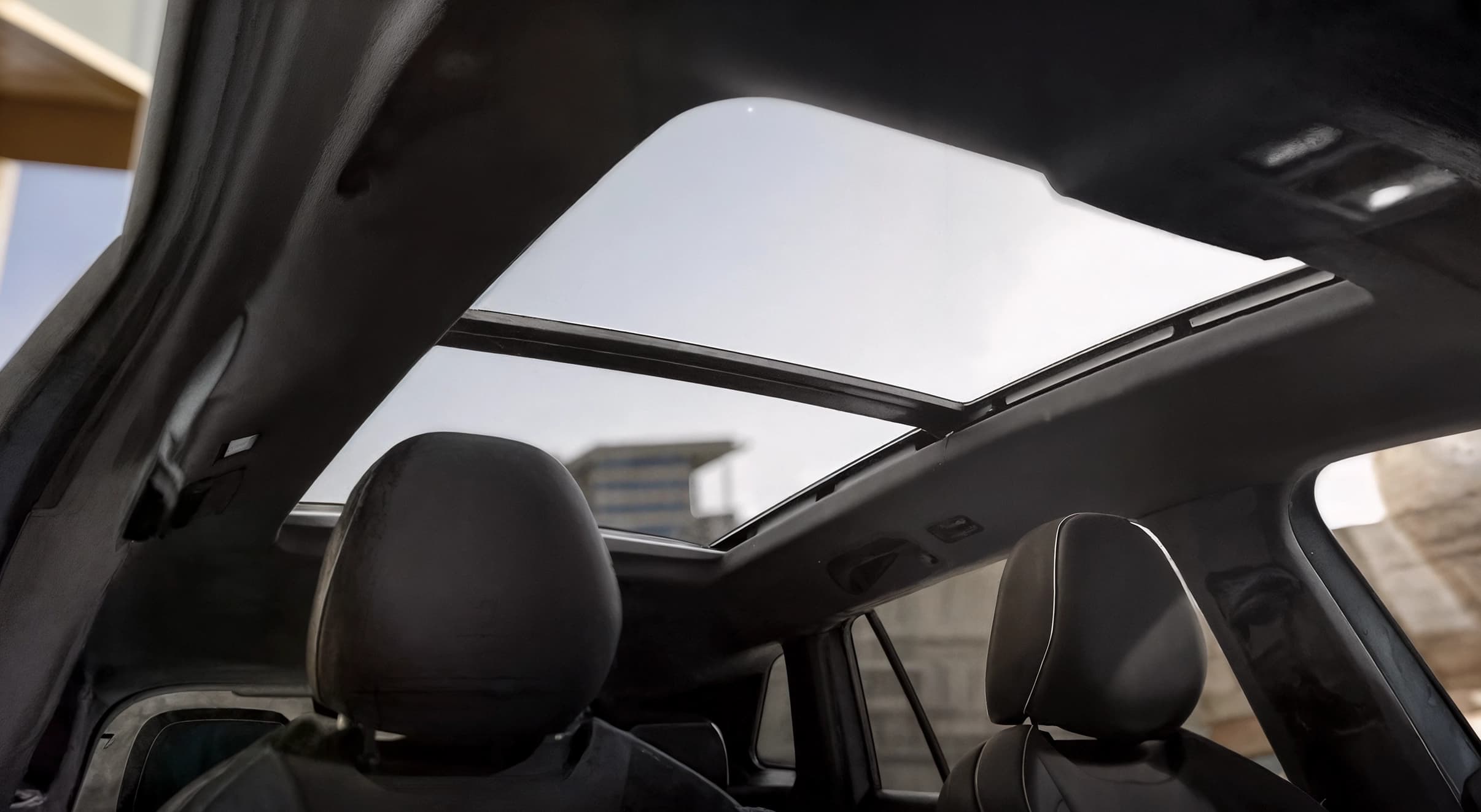 Interior do Novo Tiguan R-Line com teto solar panorâmico aberto