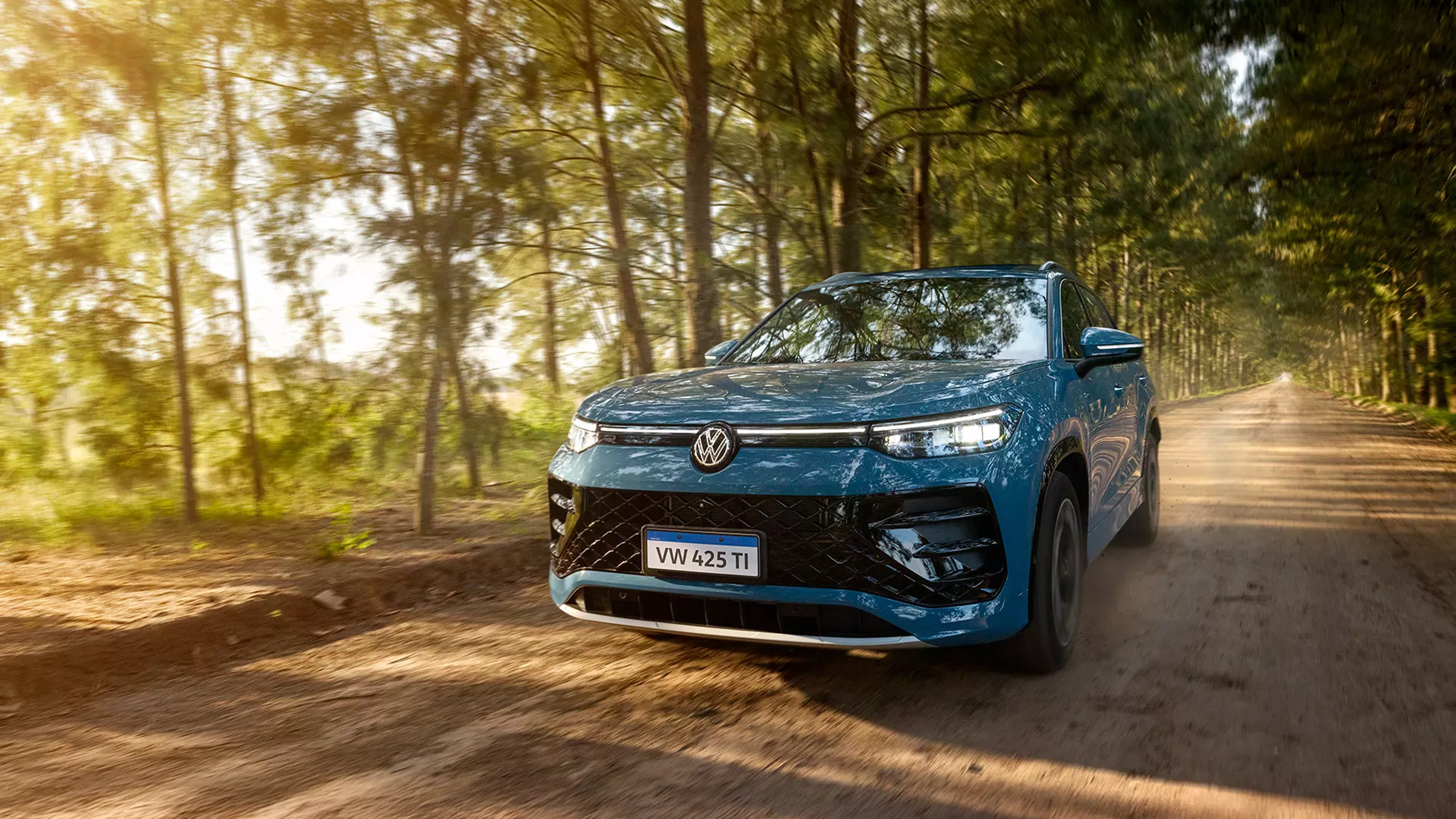 Novo Tiguan R-Line em estrada sinuosa